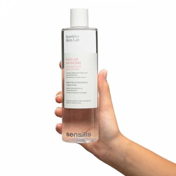 7100776-micellar-water-ar-400ml-hand.webp