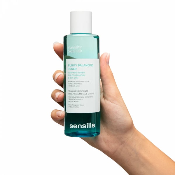7100842-purify-balancing-toner-200ml-hand.webp